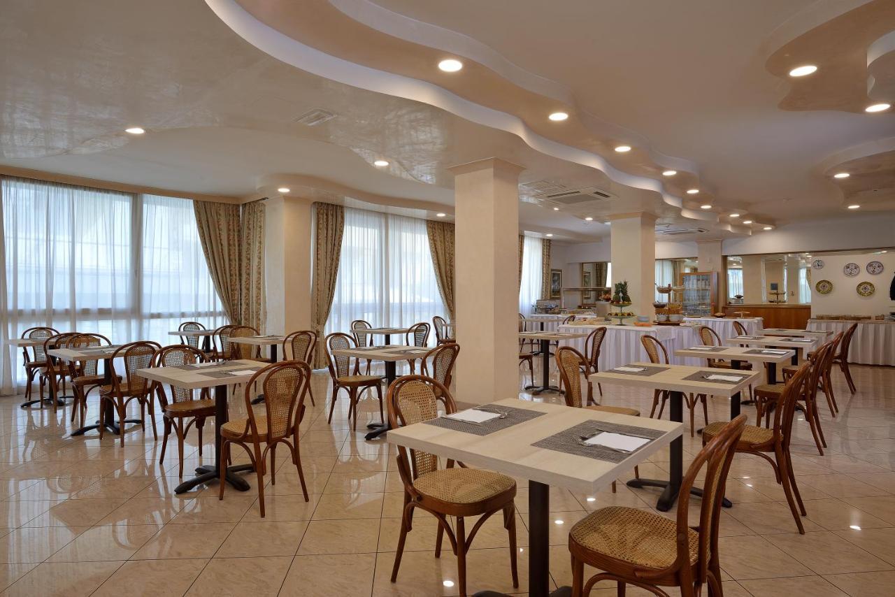 Hotel Gaston Rimini Bagian luar foto