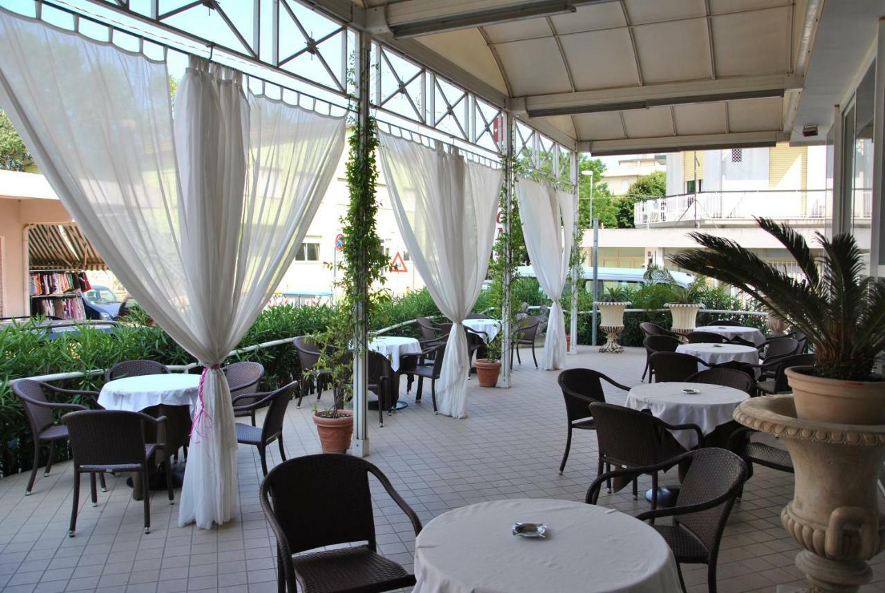 Hotel Gaston Rimini Bagian luar foto